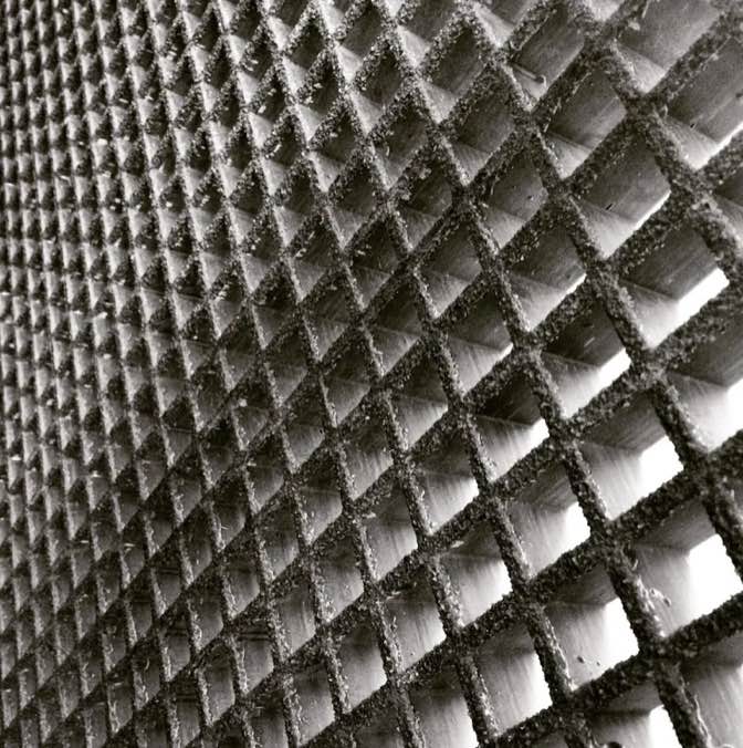 Coloured anti-slip GRP grating products
