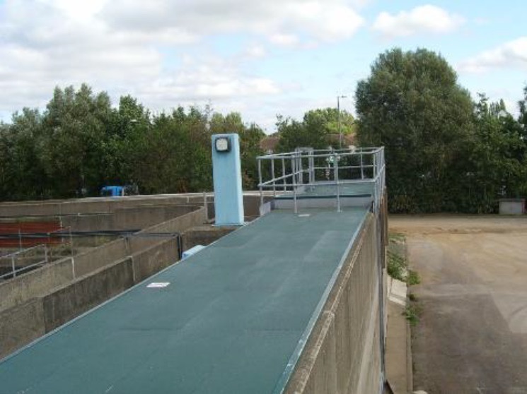 Long solid-top GRP cover walkway
